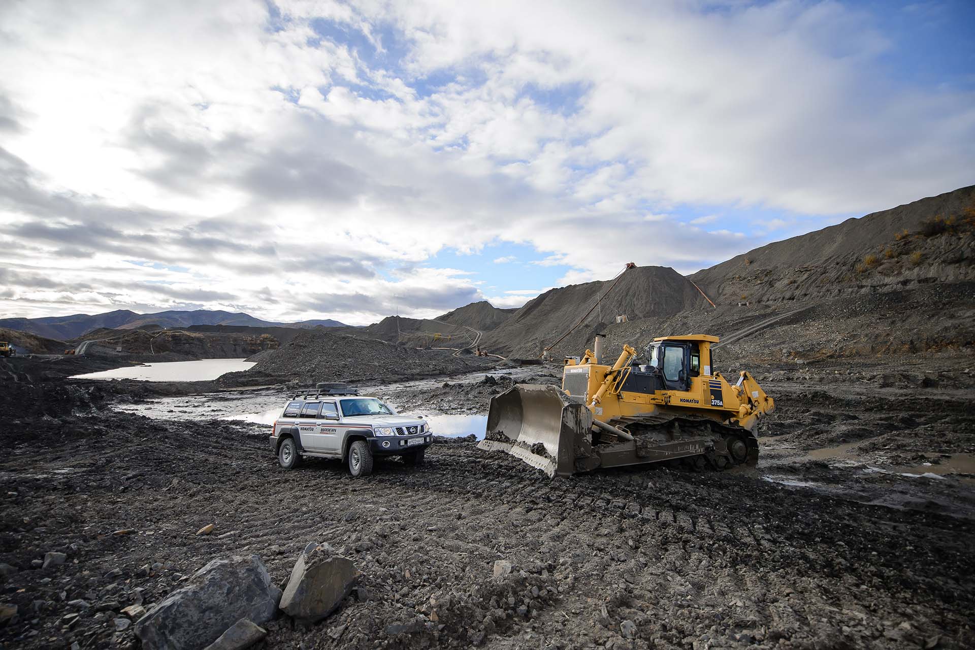 Какая работа техники. Карьерная техника бульдозер Коматсу. Komatsu Mining Arctic. Komatsu Mining Новокузнецк. Карьерный погрузчик Коматсу 575.